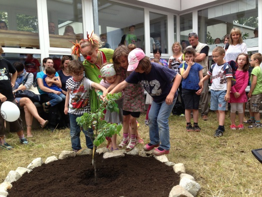 Clownin Flotti Lotti und die Kinder gießen den Zuckertütenbaum - Leipziger Kinderstiftung