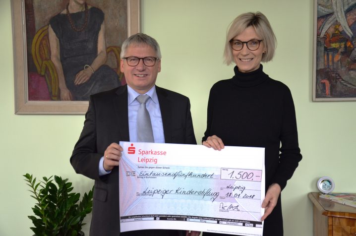 Creditreform Leipzig übergibt Spendenscheck an Leipziger Kinderstiftung